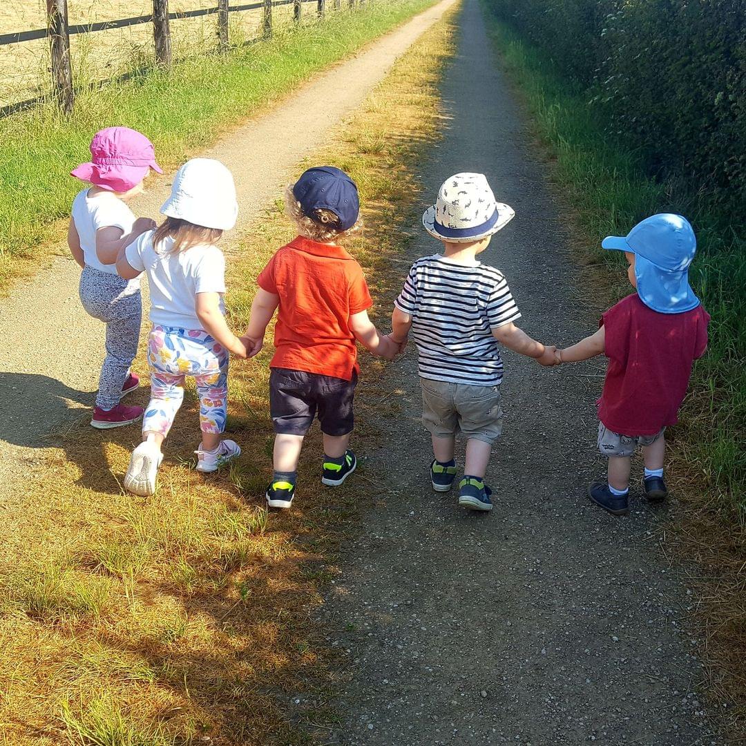 Foto von spazierenden Kindern auf einem Feldweg