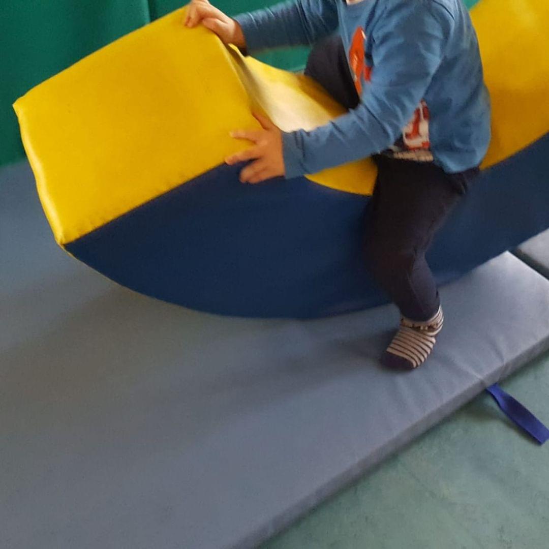 Foto eines Kindes in einer Turnhalle auf einem Mond