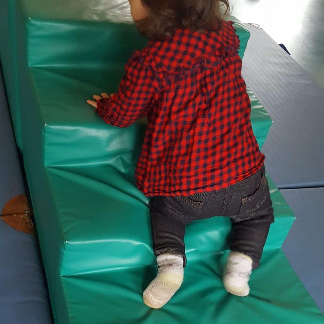 Foto von einem Kind das eine Treppe hochklettert