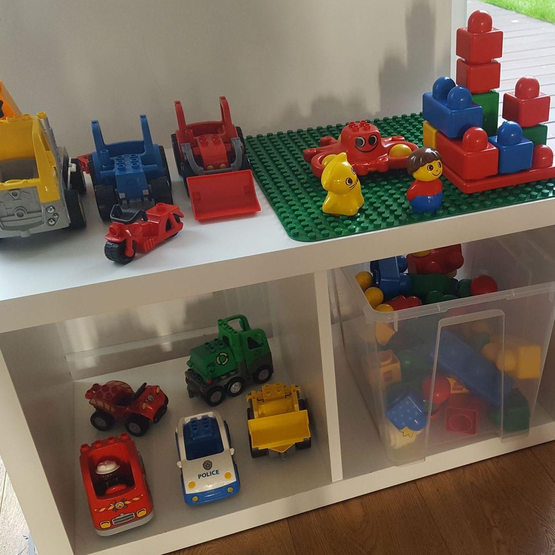 Foto eines kleinen Spieltischs mit Duplosteinen und Duplofahrzeugen