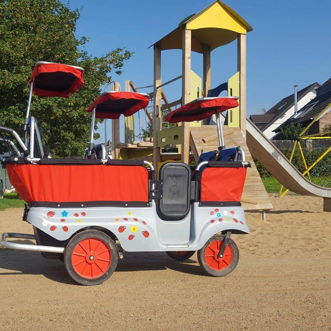 Foto eines Kinderbus auf einem Spielplatz
