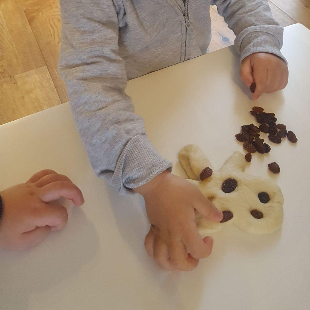 Foto eines Kindes, das einen Weckmann backt