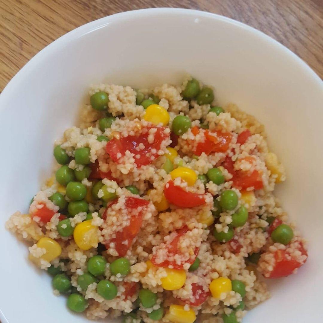 Foto eines Tellers mit einem bunten Couscous Gericht