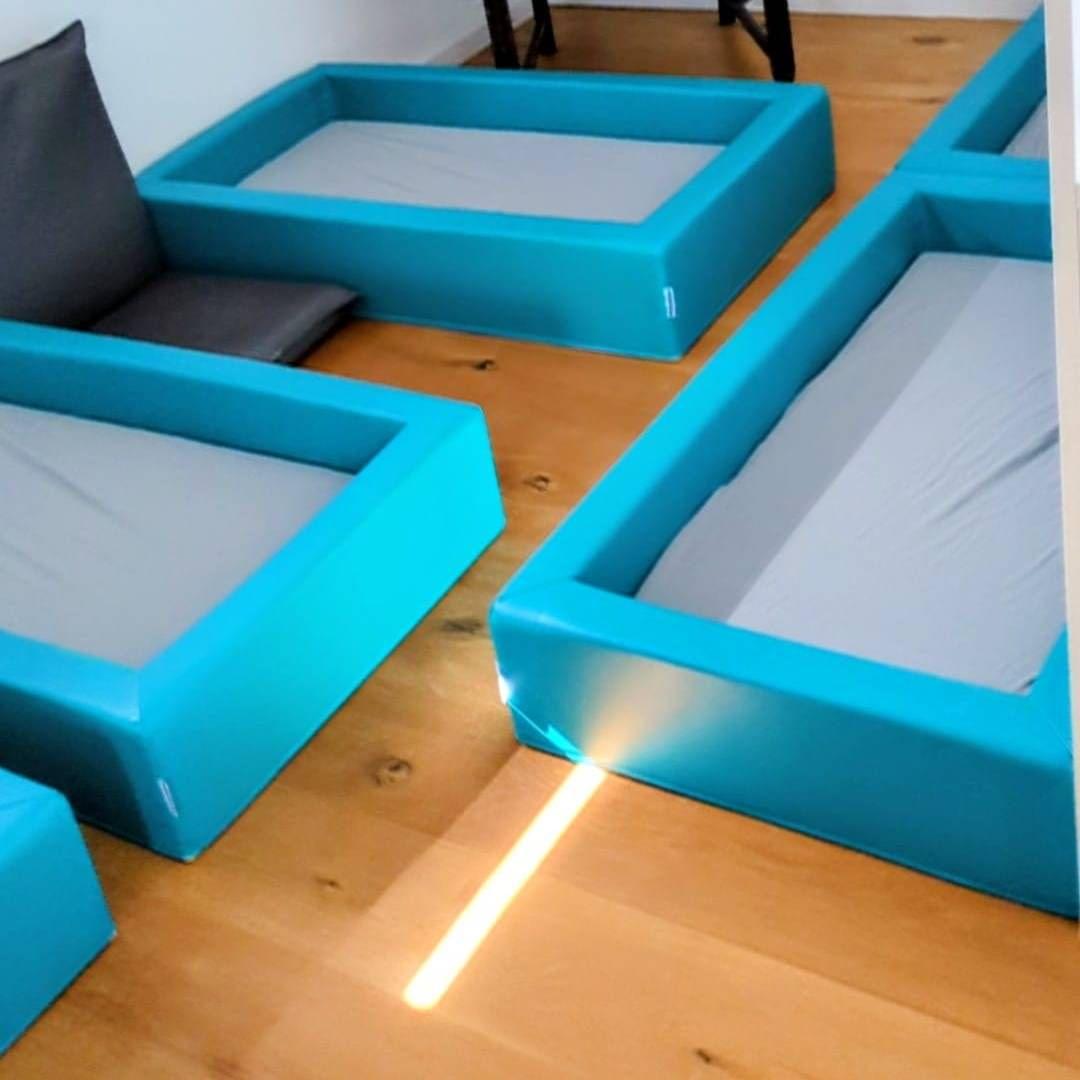 Foto des Schlafbereiches mit aufgebauten Reisebettchen