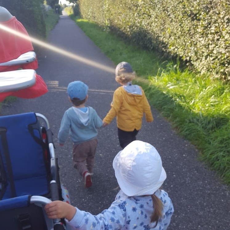 Foto von Kindern auf einem Spaziergang