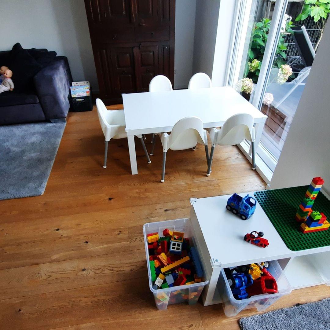 Foto des Wohnbereichs mit Esstisch und Spieltisch